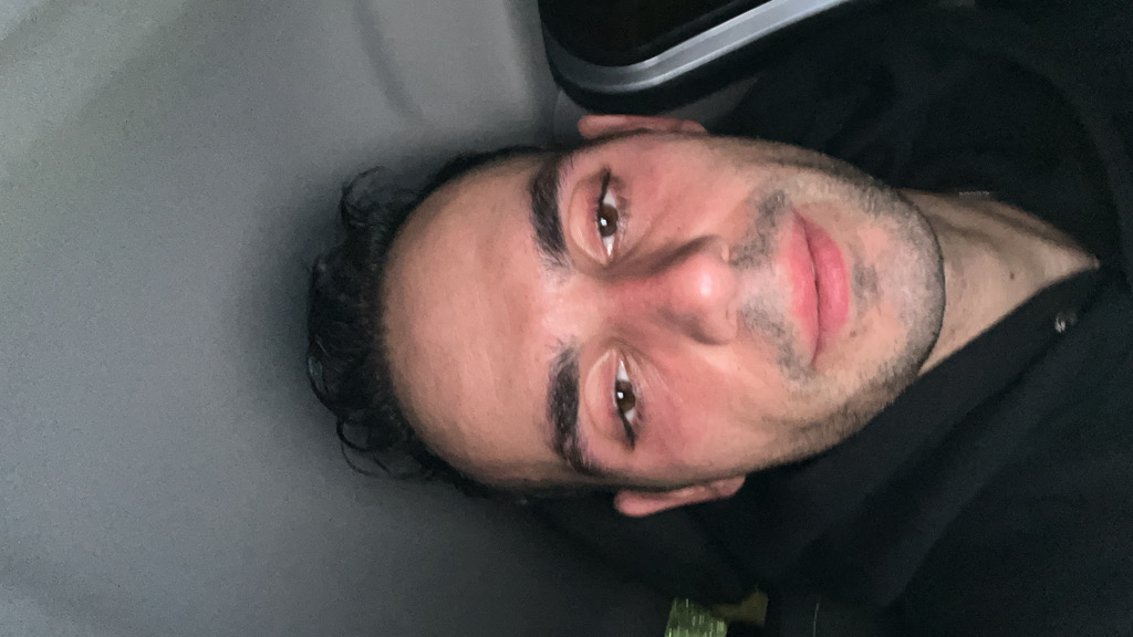 Yani Kolaros profil fotoğrafı